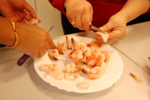 couper les crevettes cuites 9 en deux